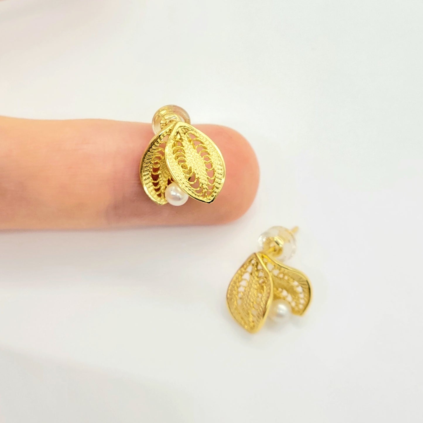 Leaf Bud Earrings, 14K Gold-Plated Sterling Silver (s925) with White Pearl, Hollow Filigree Design, Nature-Inspired Design