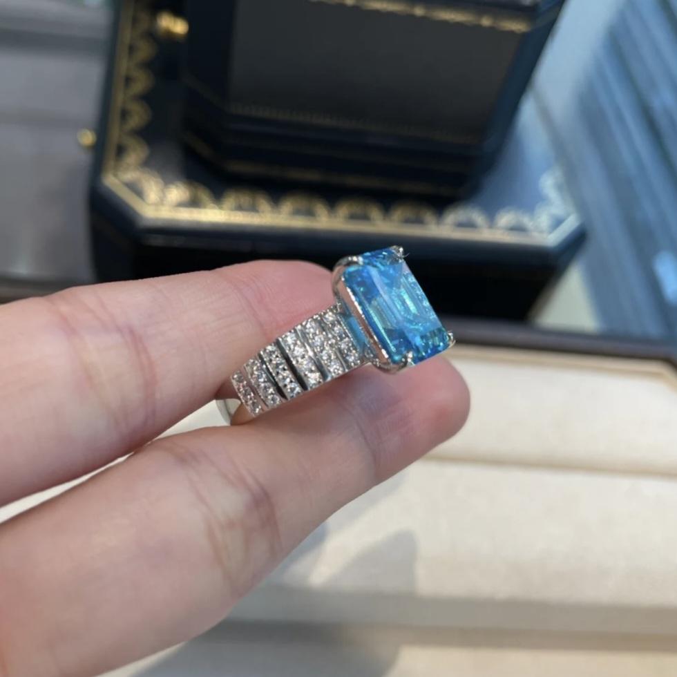 Emerald-Cut 9ct Aquamarine Ring with Synthetic Diamond Accents in S925 Sterling Silver - Perfect Engagement or Anniversary Gift