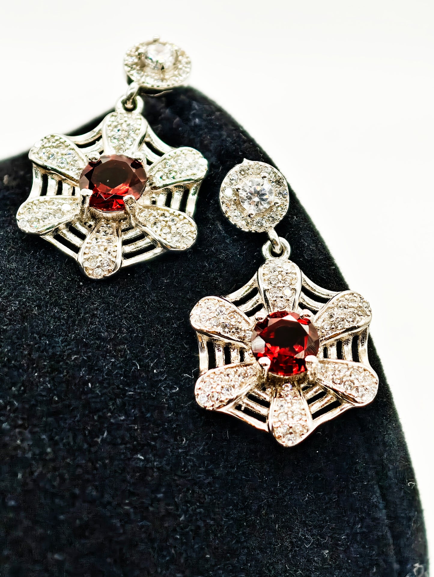 Natural Garnet Stu Earring, S925 Sterling Silver, Elegant Fashion Jewelry, The Overlapping Design of Flowers and Spider Webs