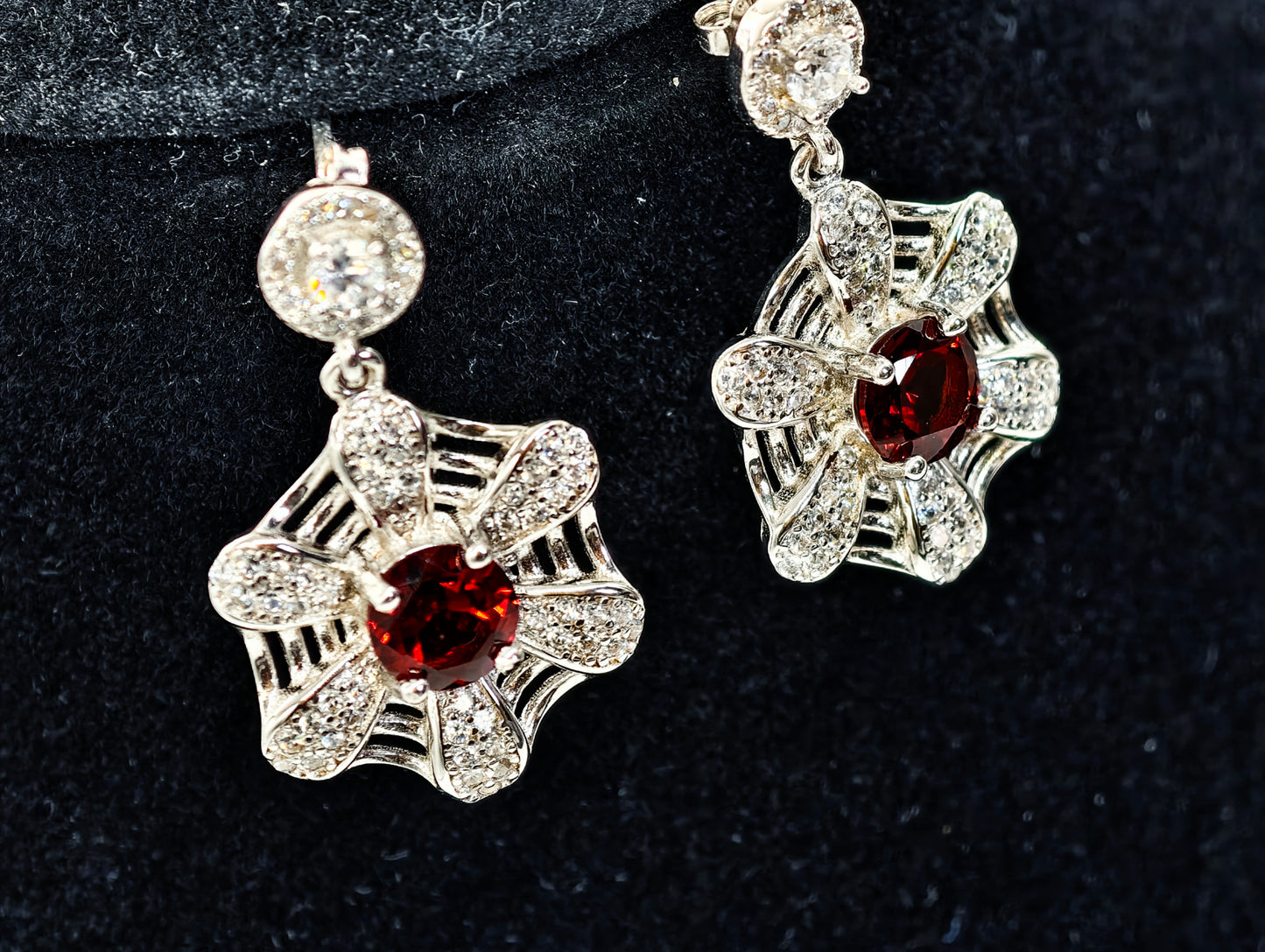 Natural Garnet Stu Earring, S925 Sterling Silver, Elegant Fashion Jewelry, The Overlapping Design of Flowers and Spider Webs